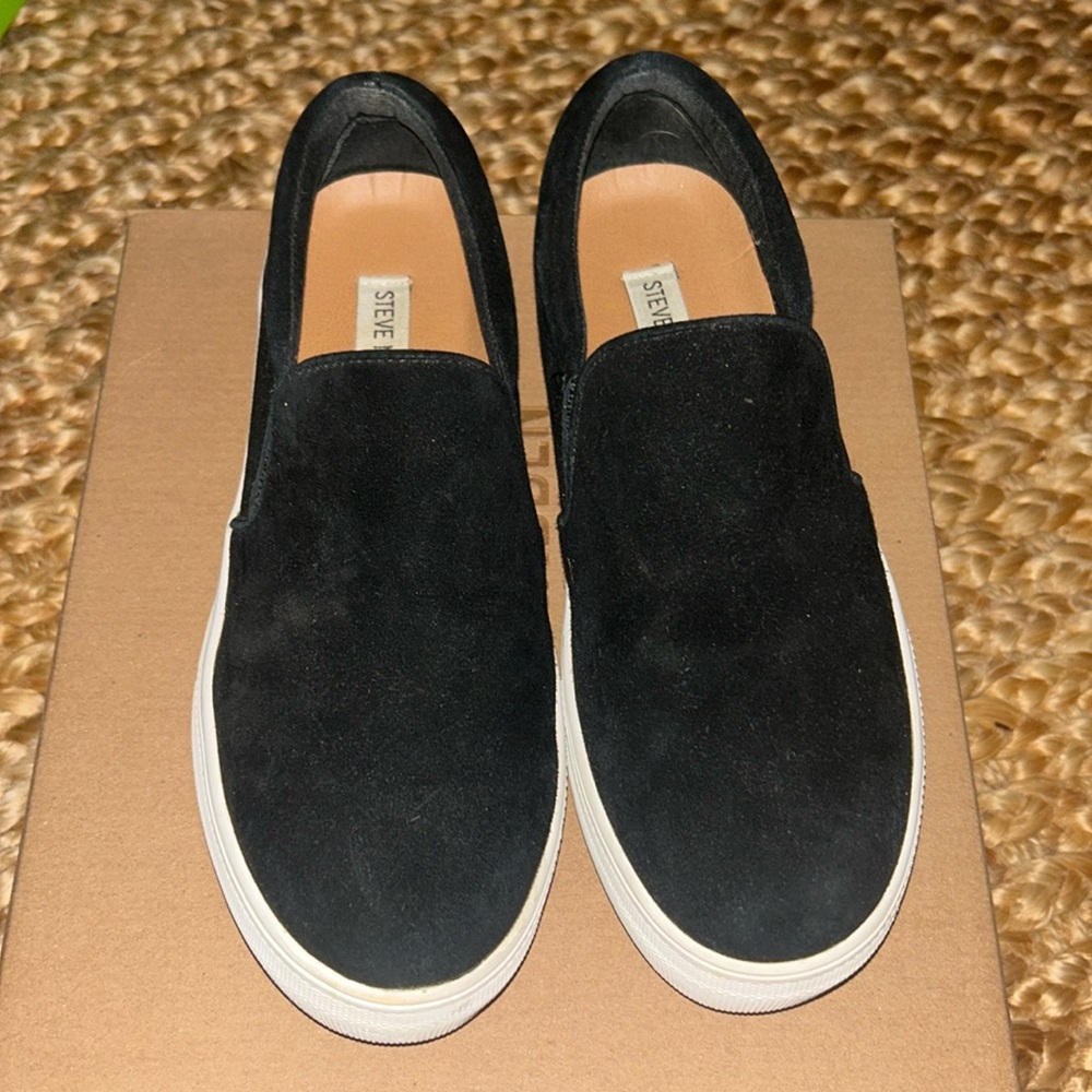 Steve Madden black slip ons